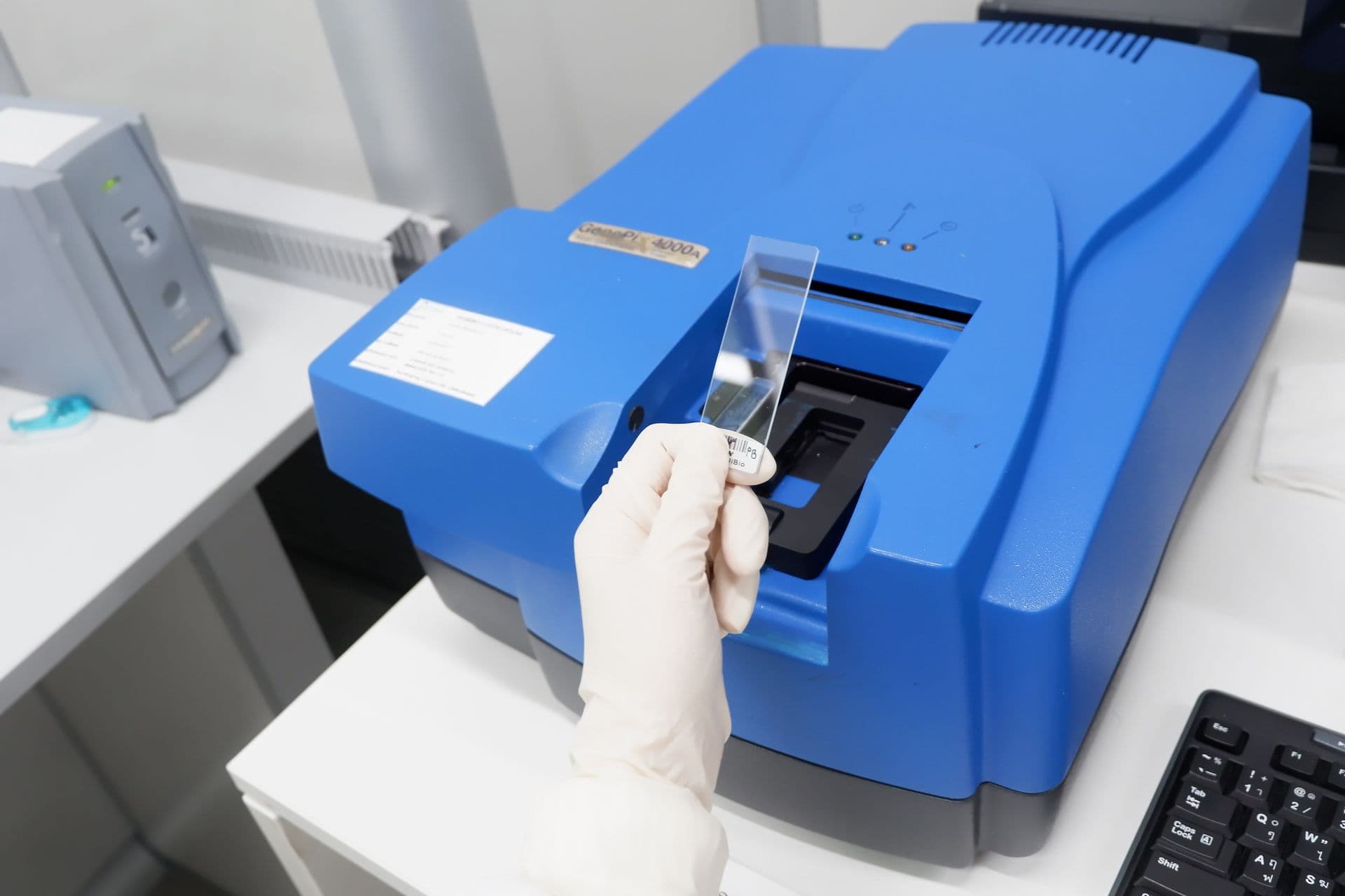 Microarray scanning and analysis equipment
